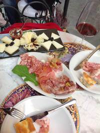 サラミ、チーズなど